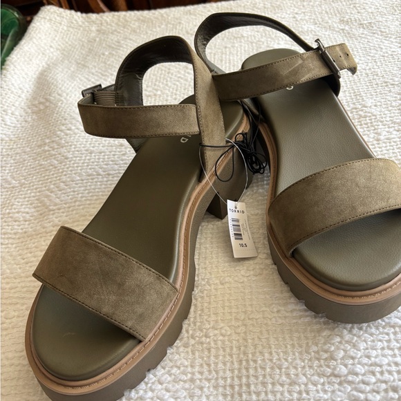 Chunky, Olive, Lug Bottom Sandals - Picture 2 of 3